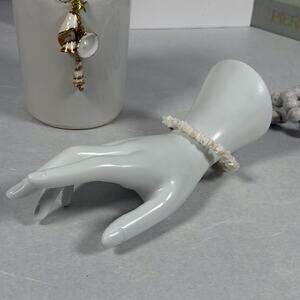 Beach & Surf-Inspired Vintage 1980s 7.5" White Puka Shell Seashell Chip Bracelet